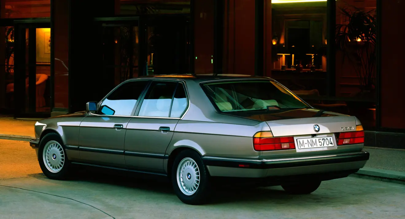 BMW Série 7 cinza parado de frente parado de traseira usa uma tecnologia vinda dos aviões de caça
