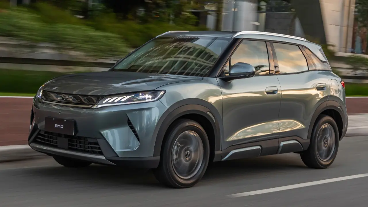 BYD Atto2 DM-i híbrido plug-in em movimento