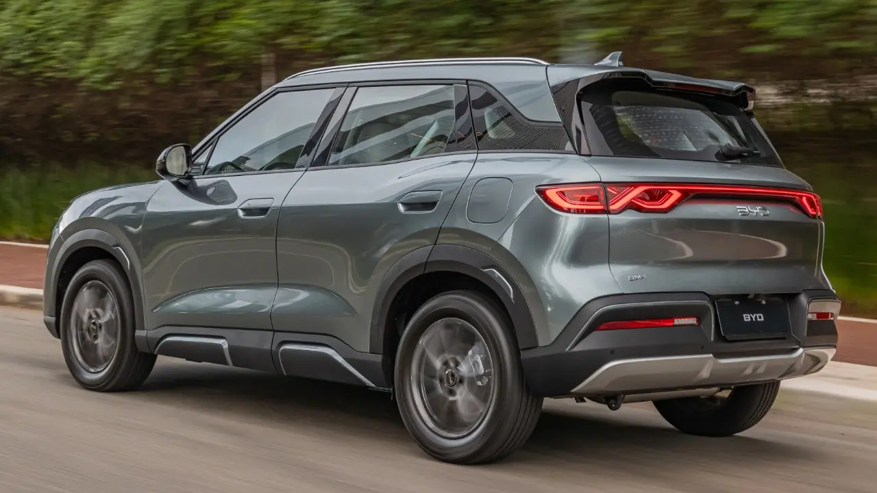 BYD Atto2 DM-i híbrido plug-in em movimento