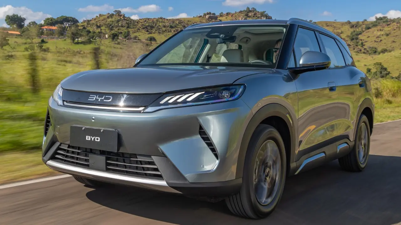 BYD Atto2 DM-i híbrido plug-in em movimento