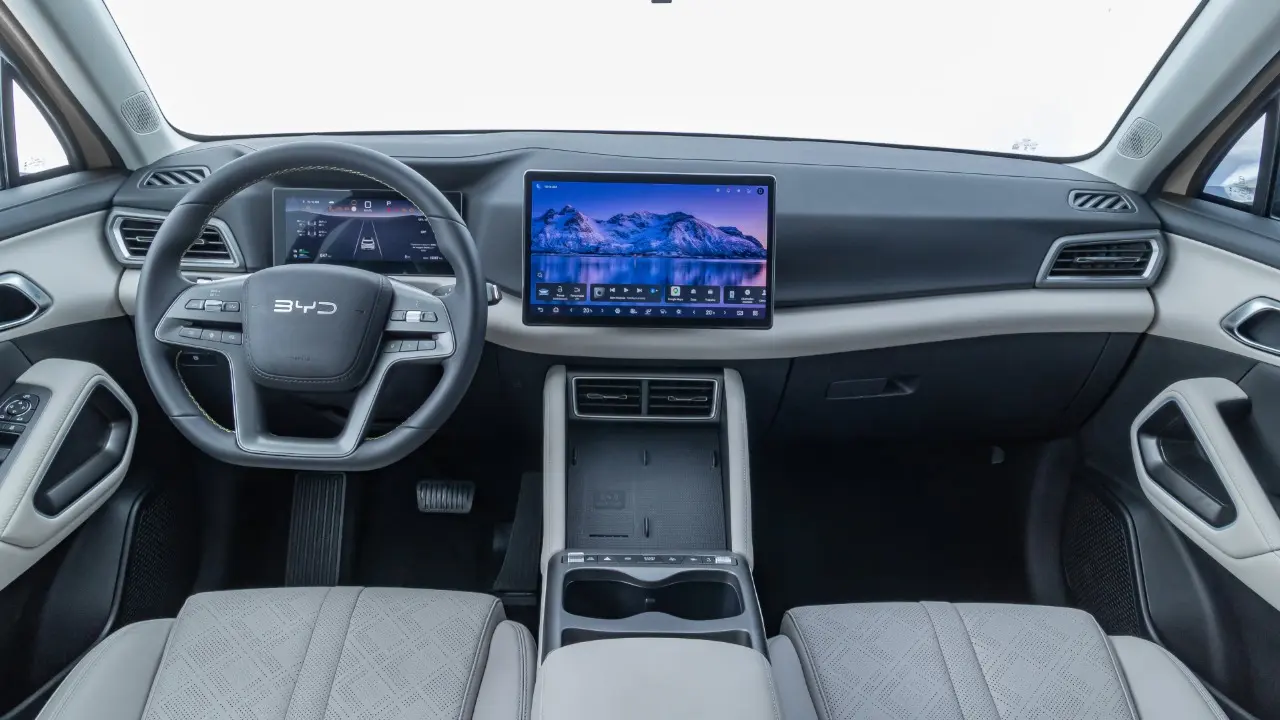 BYD Atto 2 DM-i interior