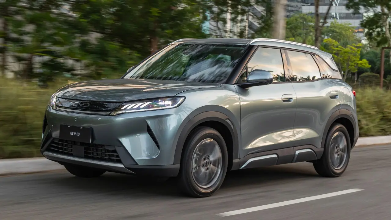 BYD Atto2 DM-i híbrido plug-in em movimento