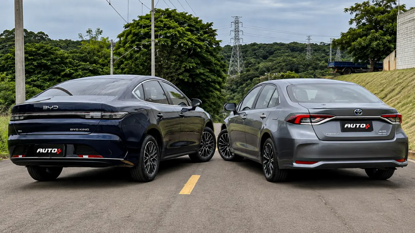 BYD King vs Toyota Corolla em imagem grada por IA
