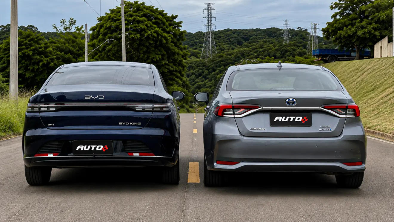 BYD King vs Toyota Corolla em imagem grada por IA