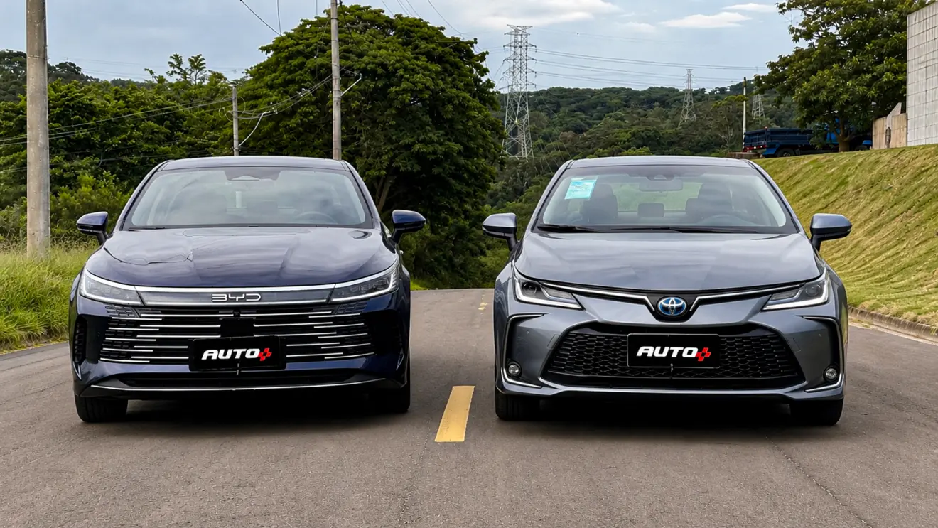BYD King vs Toyota Corolla em imagem grada por IA
