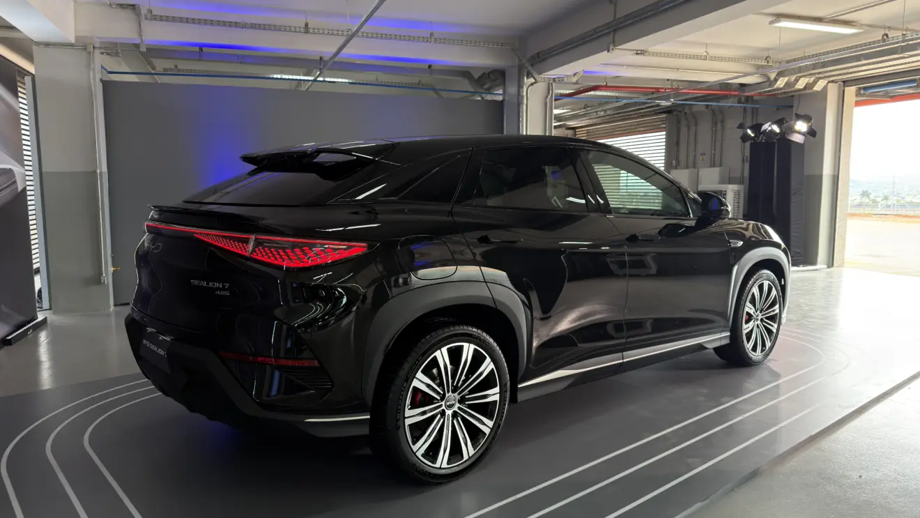 BYD Sealion 7 estático na cor preta em lançamento