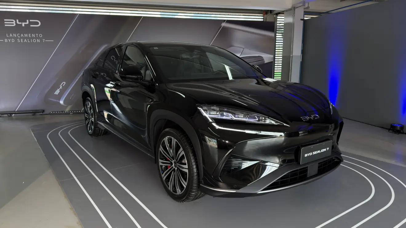 BYD Sealion 7 estático na cor preta em lançamento