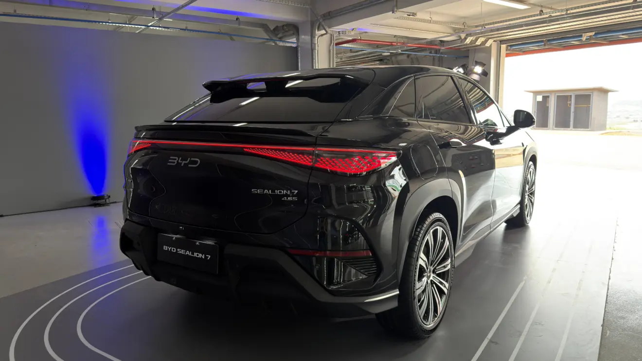 BYD Sealion 7 estático na cor preta em lançamento