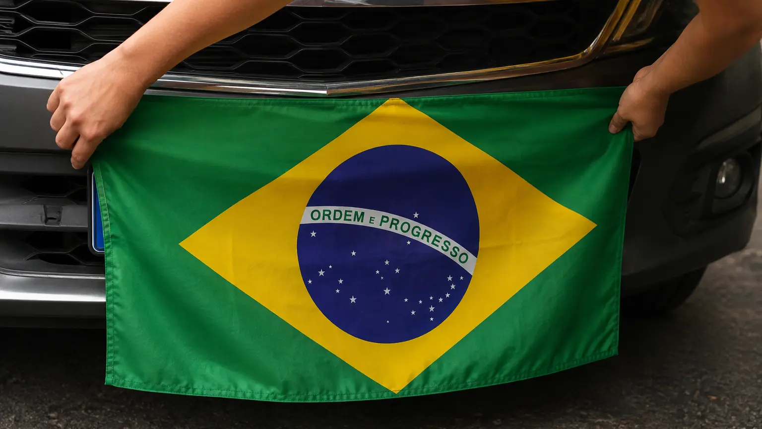 Bandeira do Brasil cobrindo a placa pode render multas