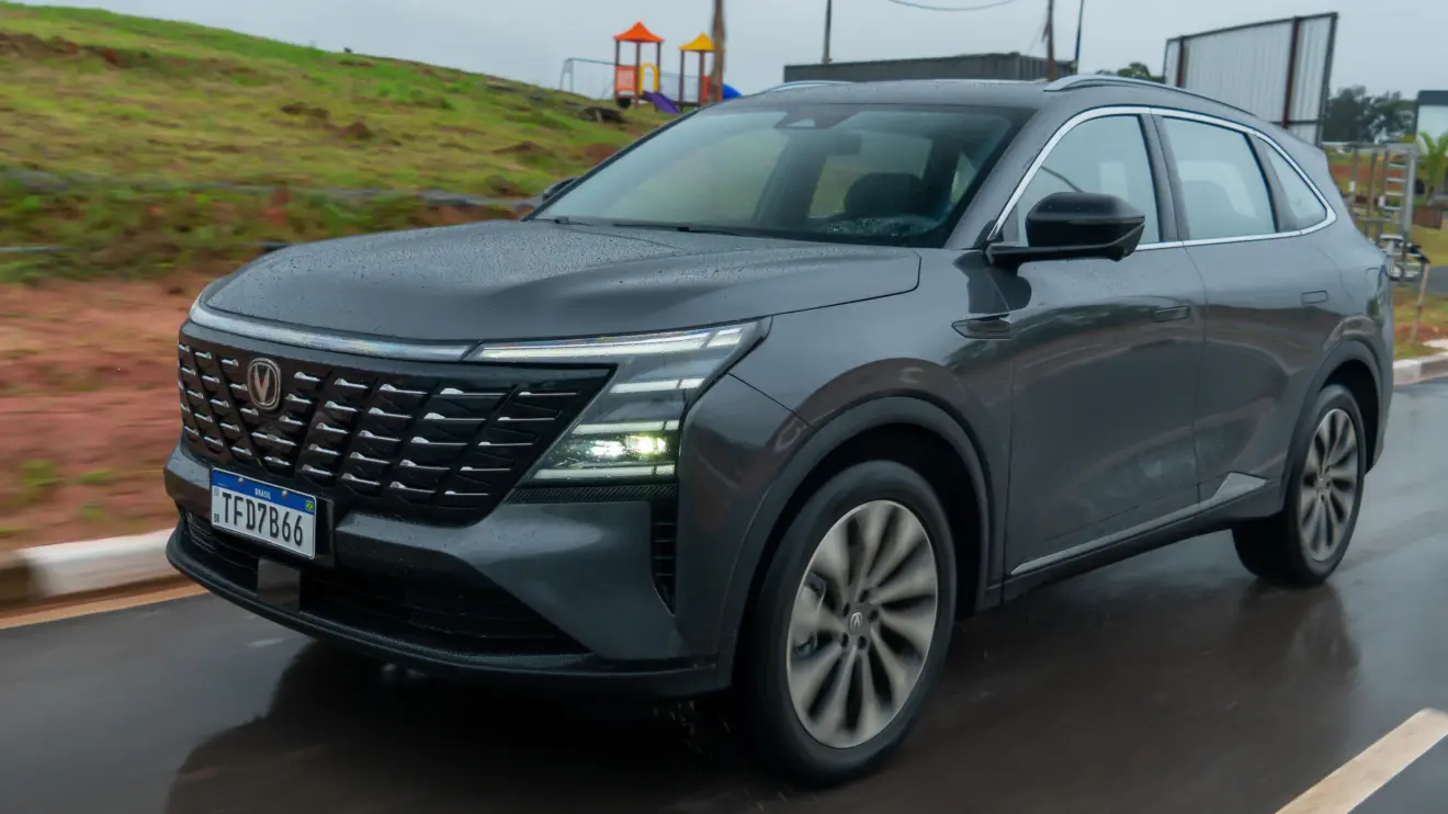 Caoa Changan CS75 em movimento na cor cinza