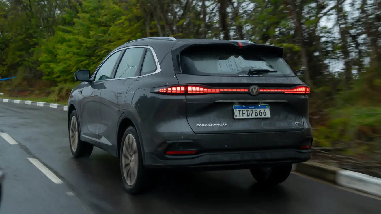 Caoa Changan CS75 em movimento na cor cinza