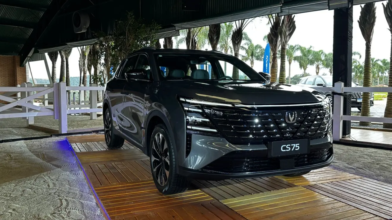 Caoa Changan CS75 estático na cor cinza