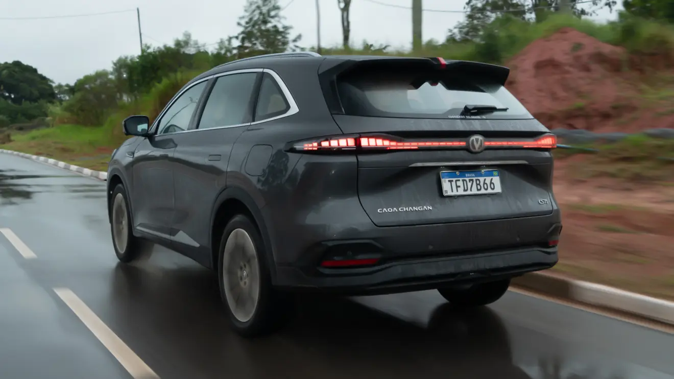 Caoa Changan CS75 em movimento na cor cinza