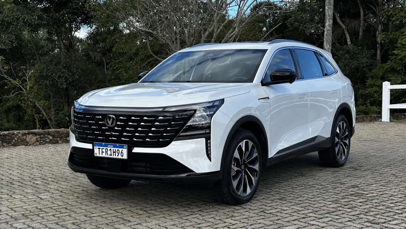 Caoa Changan CS75 branco parado de frente co m árvores ao fundo
