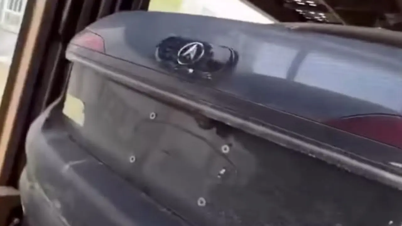Carros troca emblema