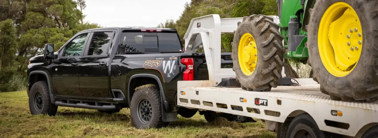 Chevrolet Silverado 2500 HD rebocando um trator