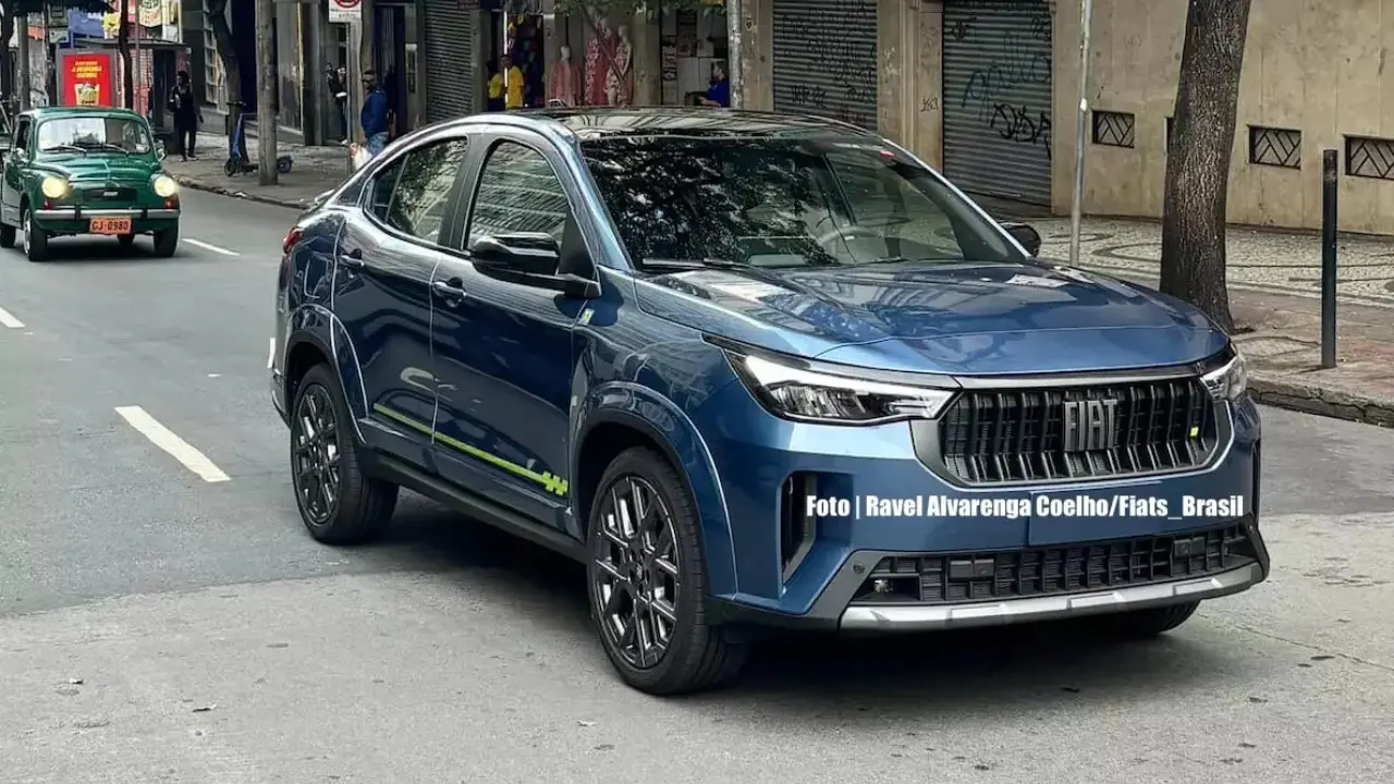 Fiat Fastback 50 em movimento na cor Azul Almafi