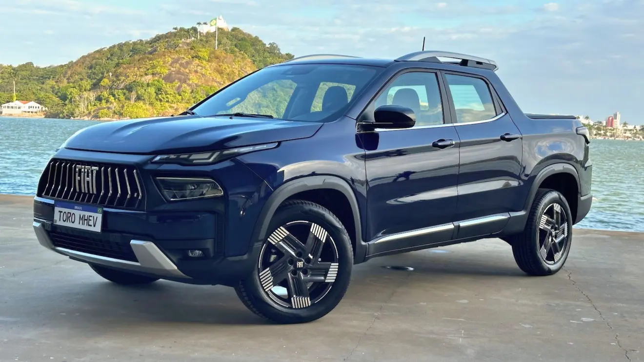 Fiat Toro Volcano MHEV azul parada de dianteira