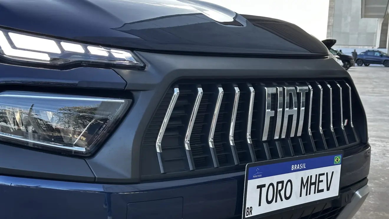 Detalhe da grade do radiador da Fiat Toro Volcano MHEV