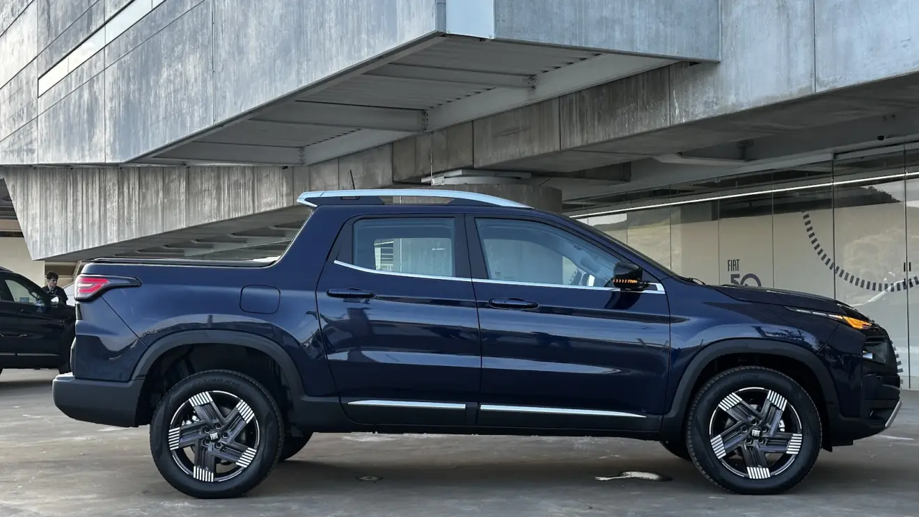 Fiat Toro Volcano MHEV azul parada de lateral
