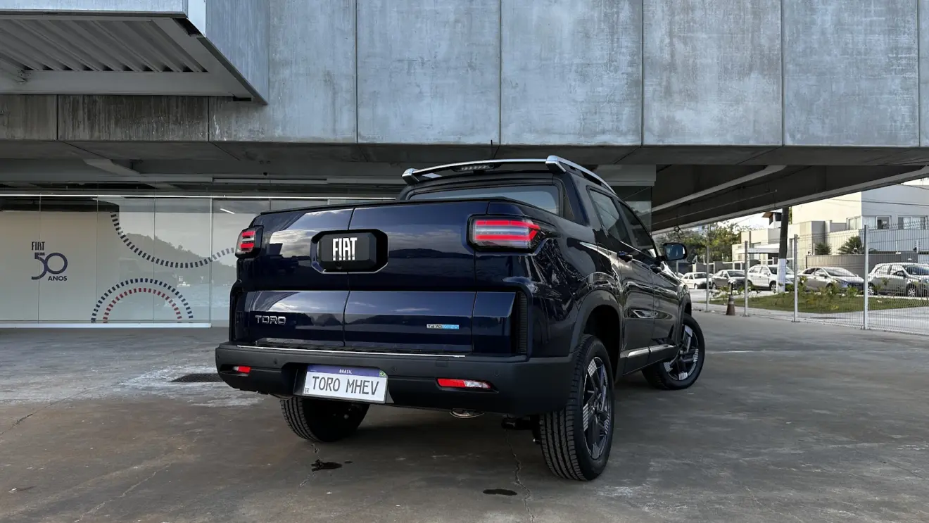 Fiat Toro Volcano MHEV azul parada de traseira