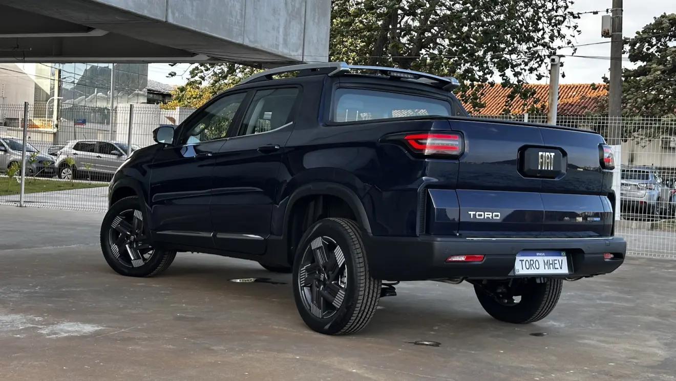 Caminhonete Fiat Toro Volcano MHEV azul parada de traseira