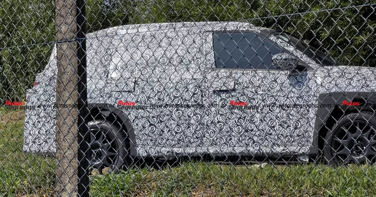 Novo SUV da Fiat camuflado de lateral