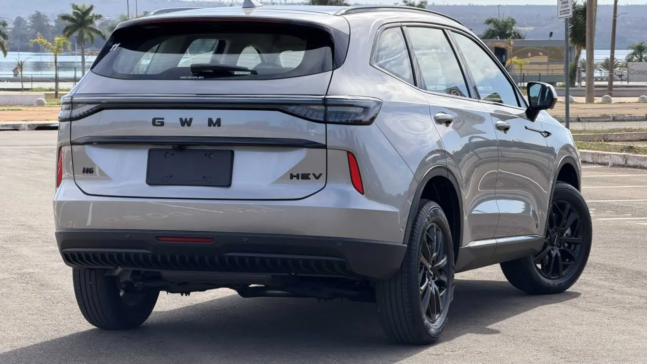 GWM Haval H6 2027 cinza parado de traseira