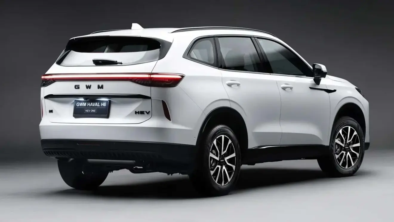 GWM Haval H6 One prata parado de traseira com fundo neutro
