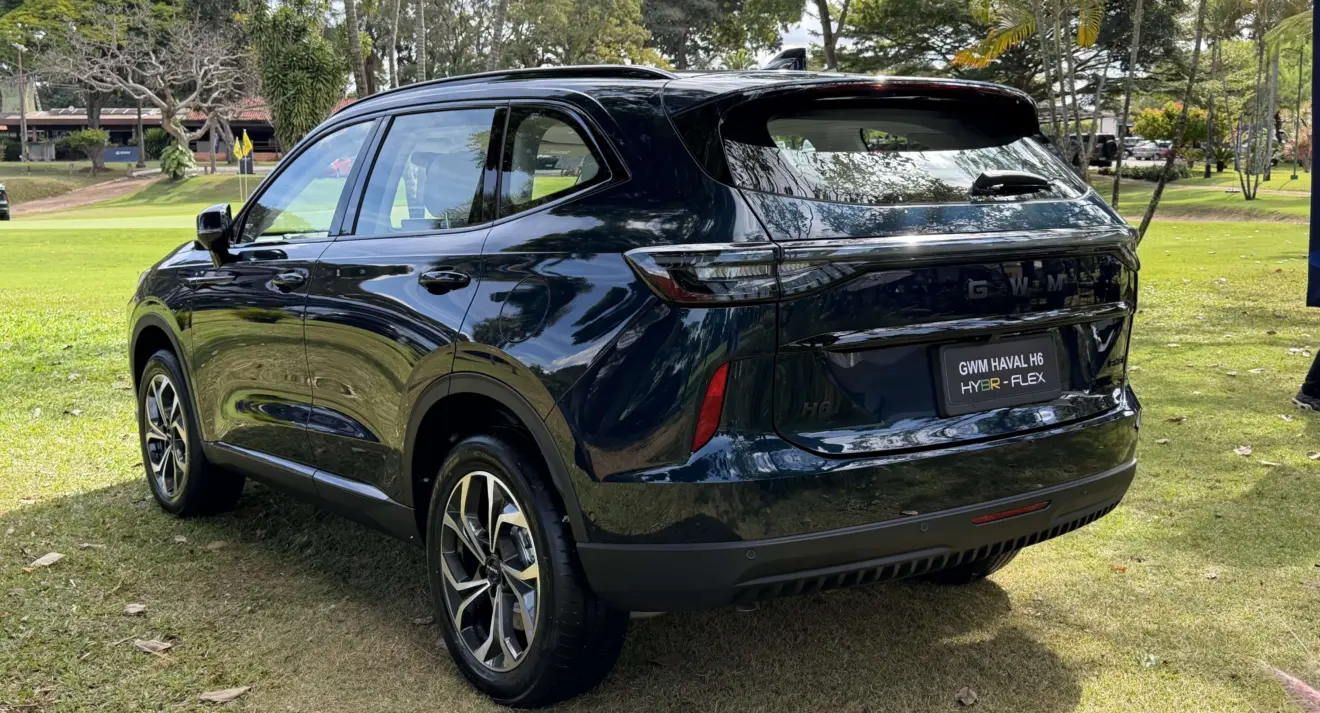 GWM Haval H6 2027 parado de traseira no gramado