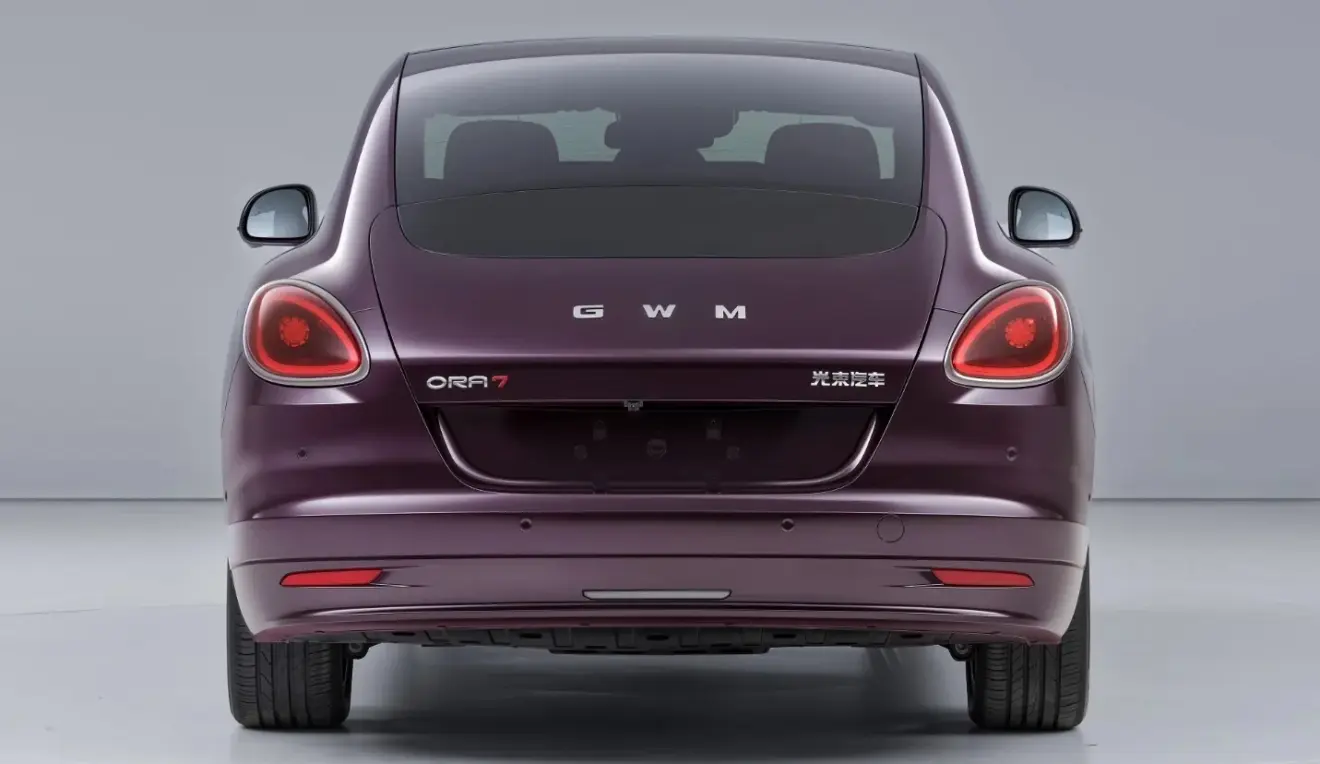 GWM Ora 07 Sedan vinho parado de traseira