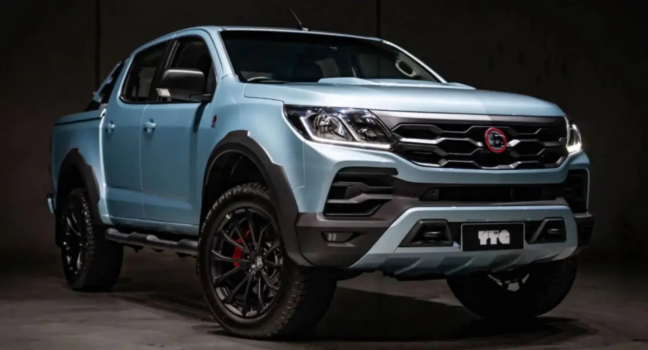 Holden HSV Colorado SportsCat V8 azul parada de frente