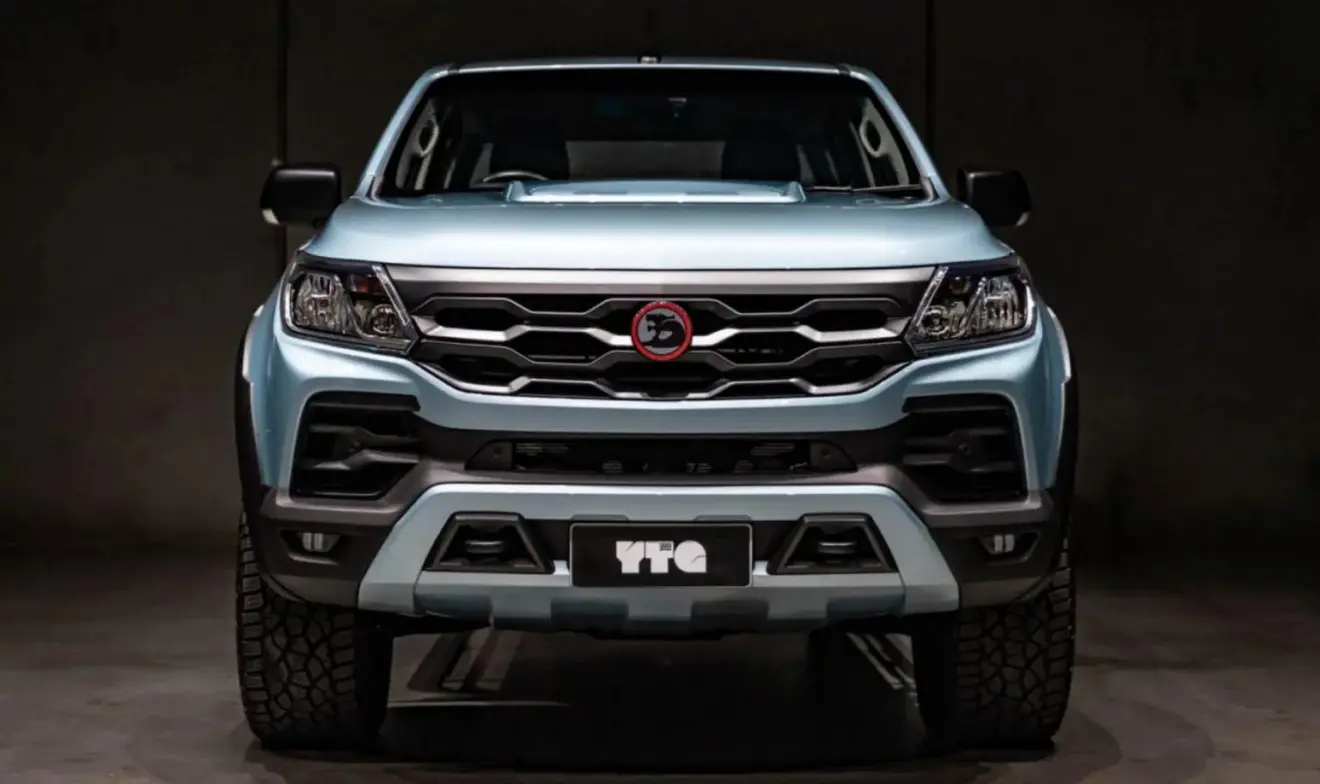 Holden HSV Colorado SportsCat V8 azul parada de frente ou Chevrolet S10 nacional