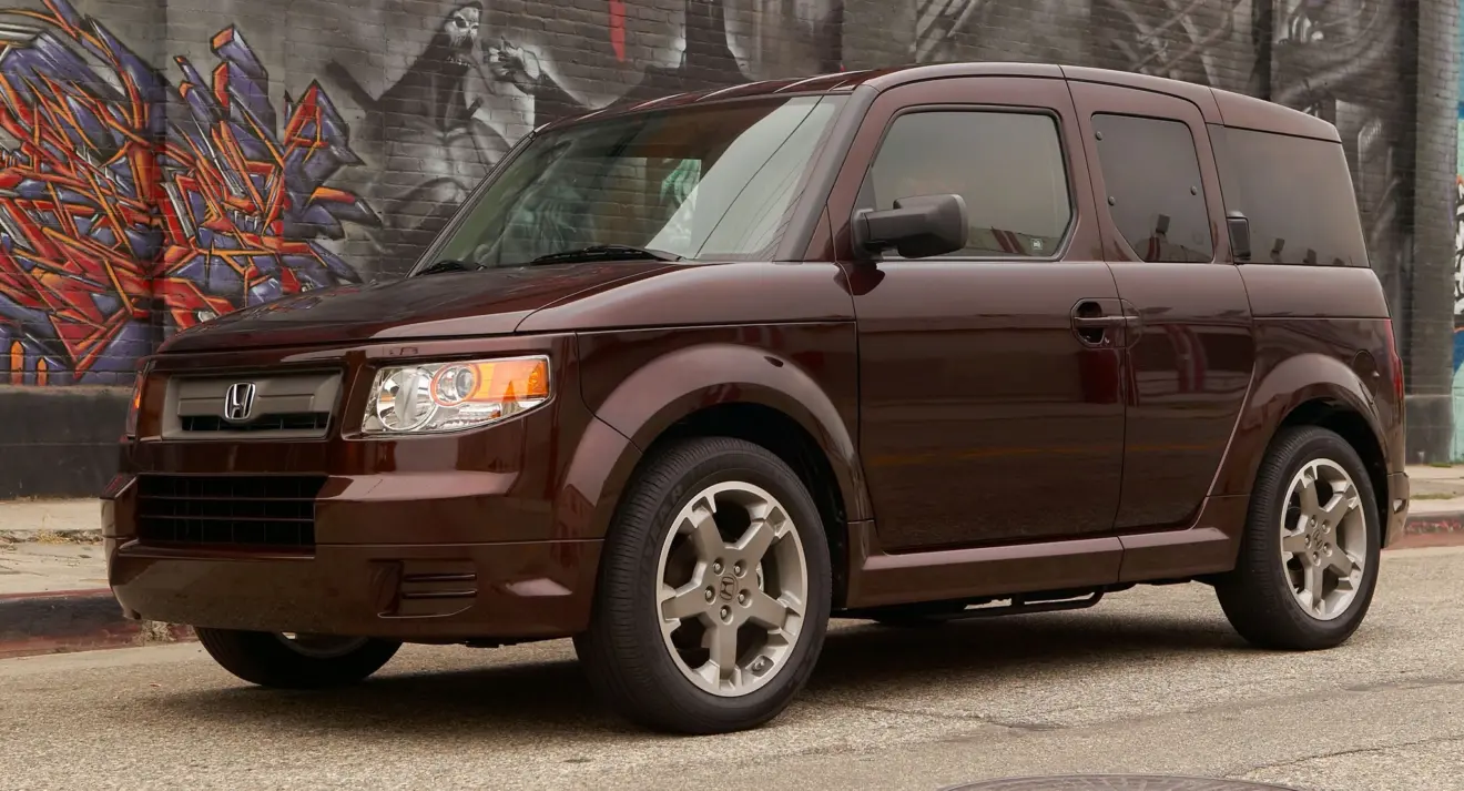 Honda Element de frente andando na cidade