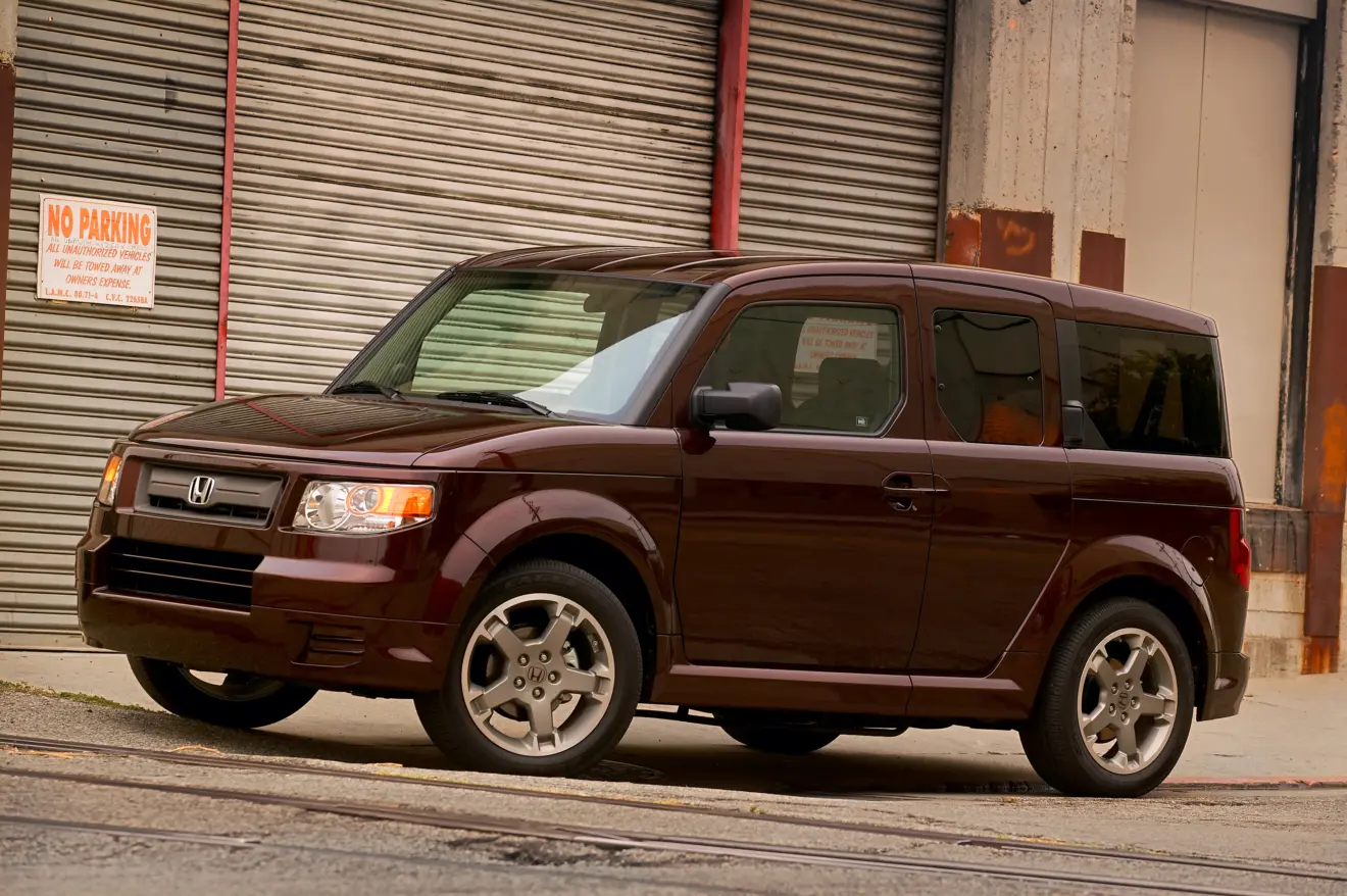Honda Element de frente em movimento na cidade