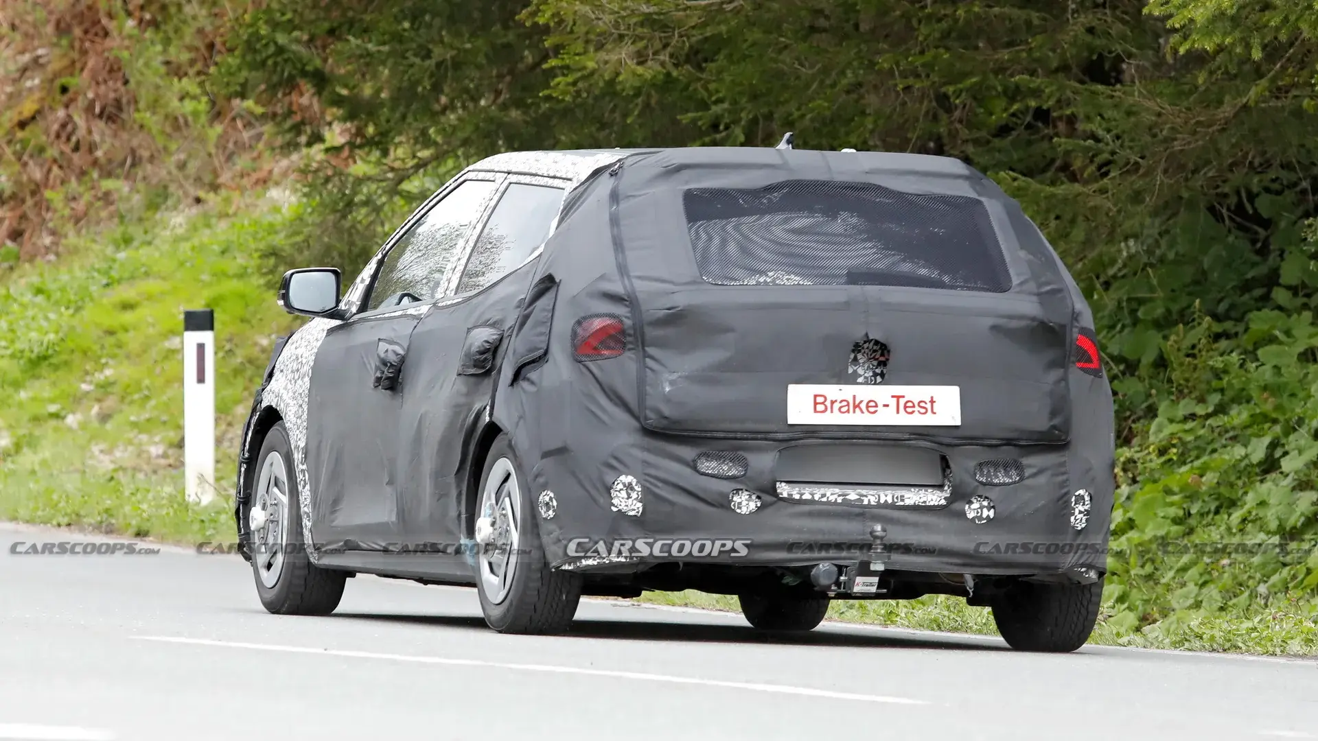 Hyundai i20 que virá ao Brasil em testes camuflado na Europa