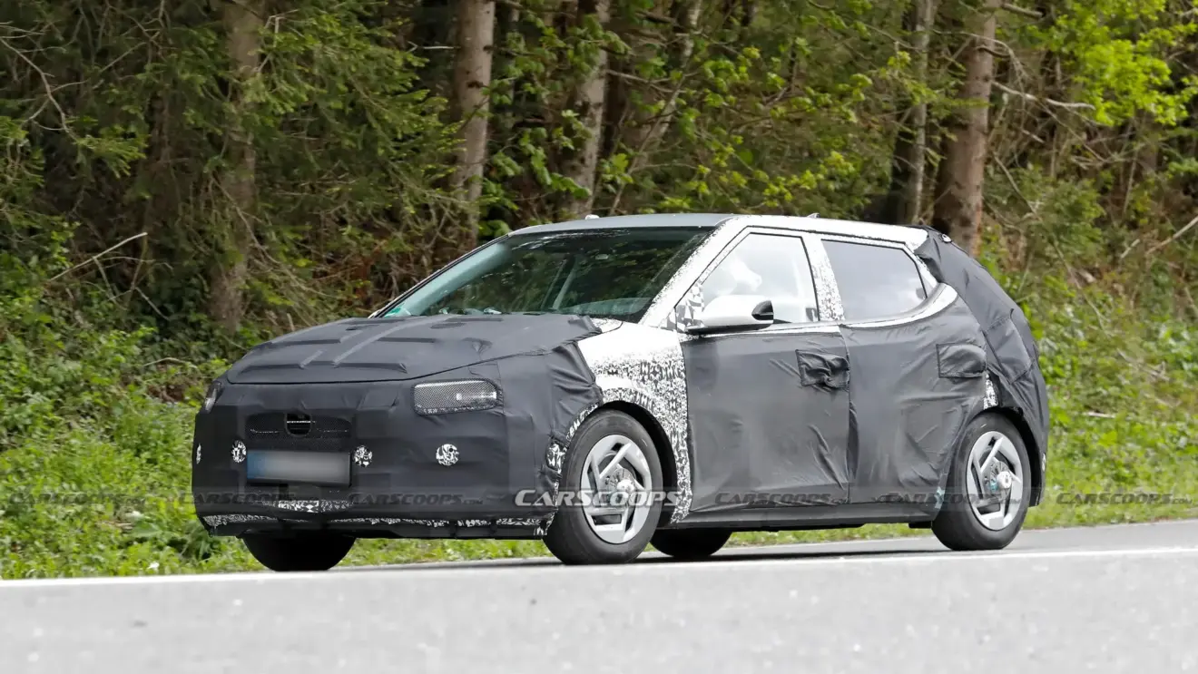 Hyundai i20 que virá ao Brasil em testes camuflado na Europa