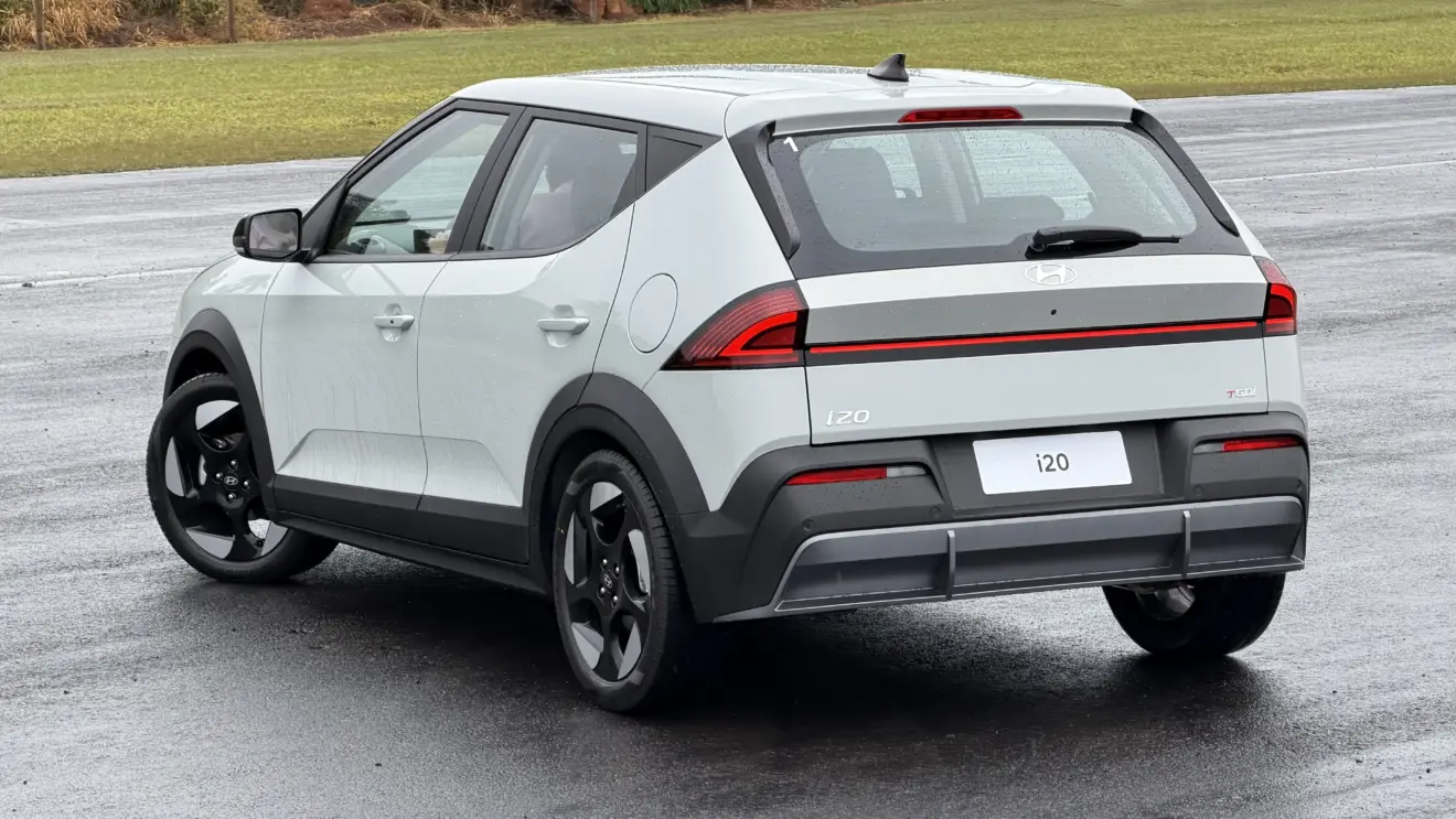 Hyundai i20 Ultimate 2027 parado de traseira