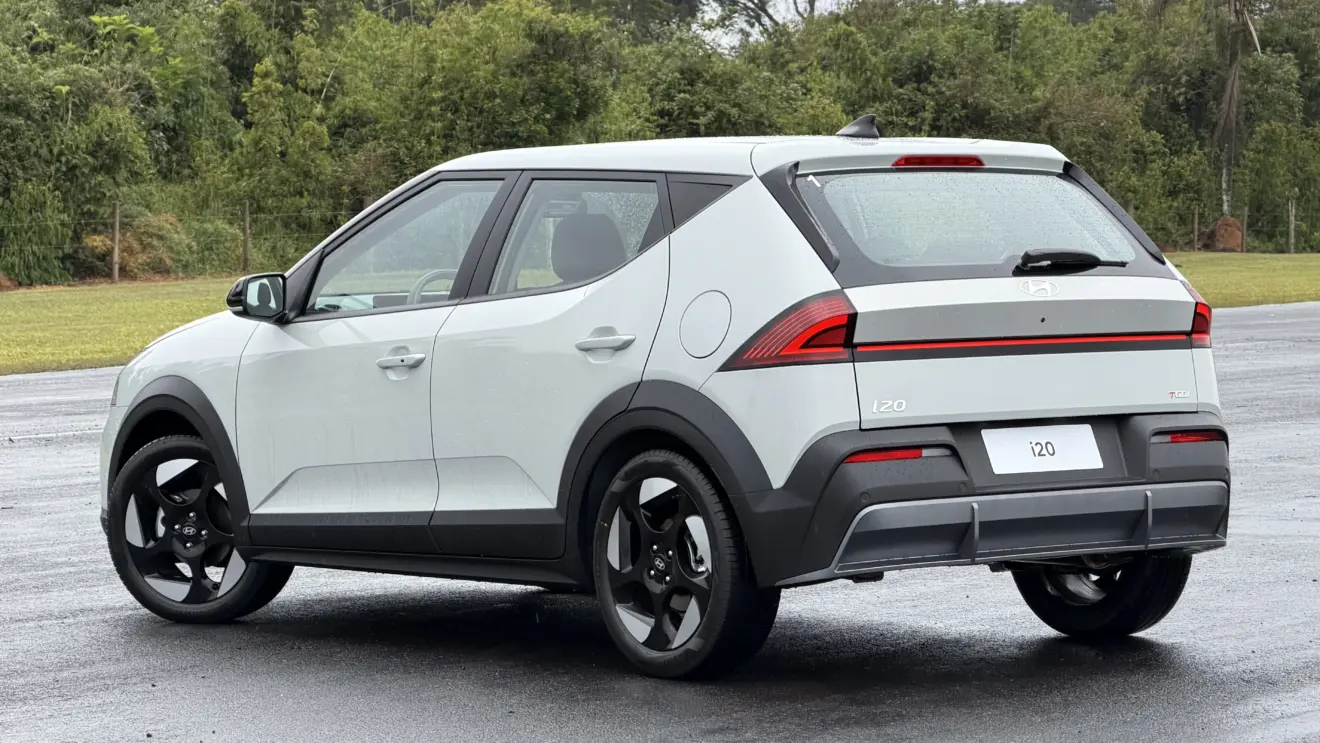 Hyundai i20 Ultimate 2027 branco parado de traseira