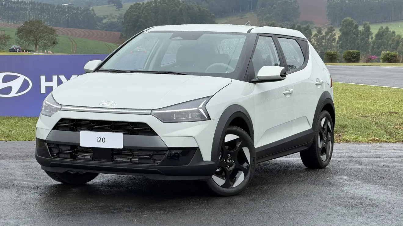 Hyundai i20 Ultimate 2027 branco parado de frente