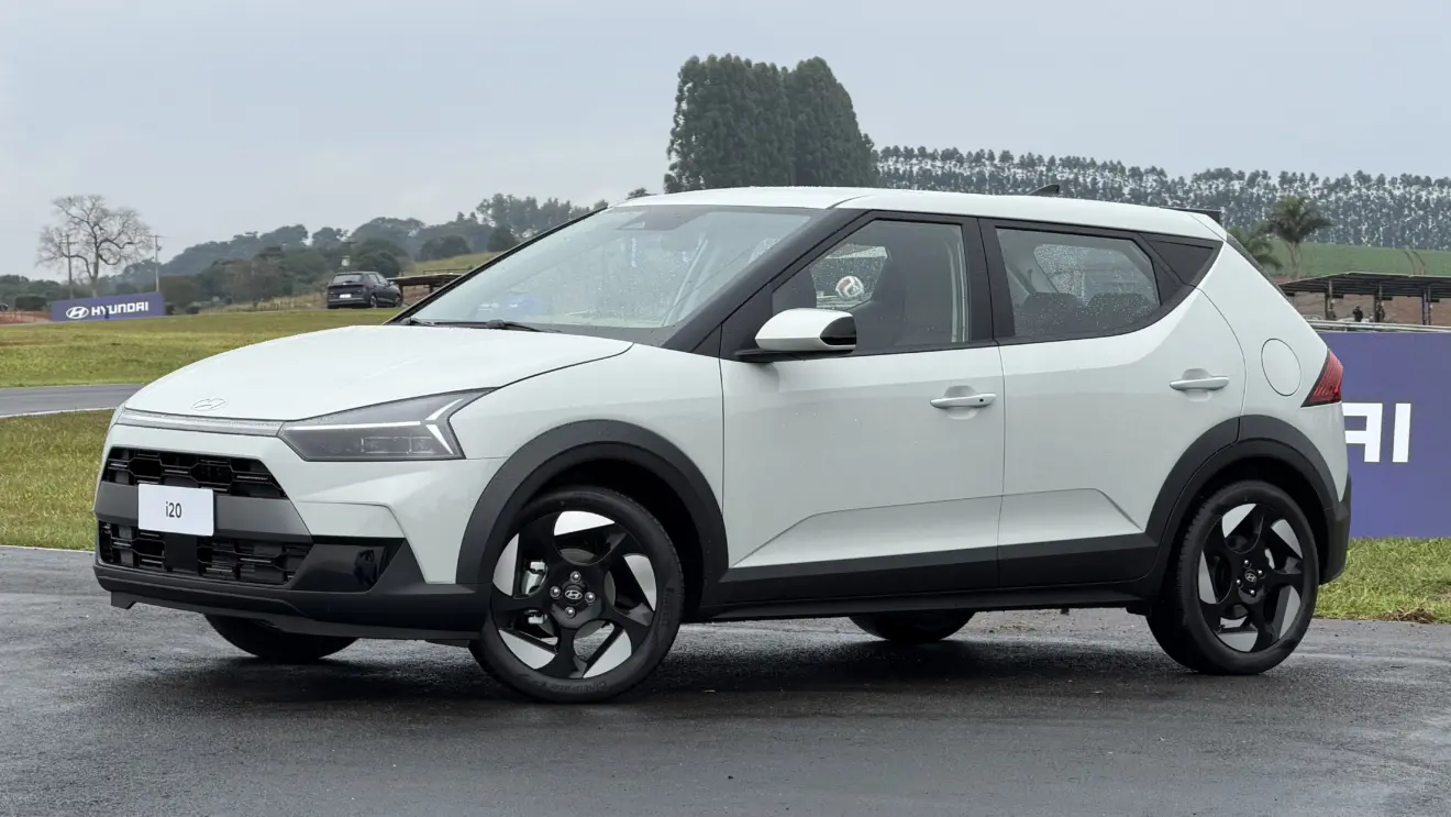 Hyundai i20 Ultimate 2027 parado de lateral