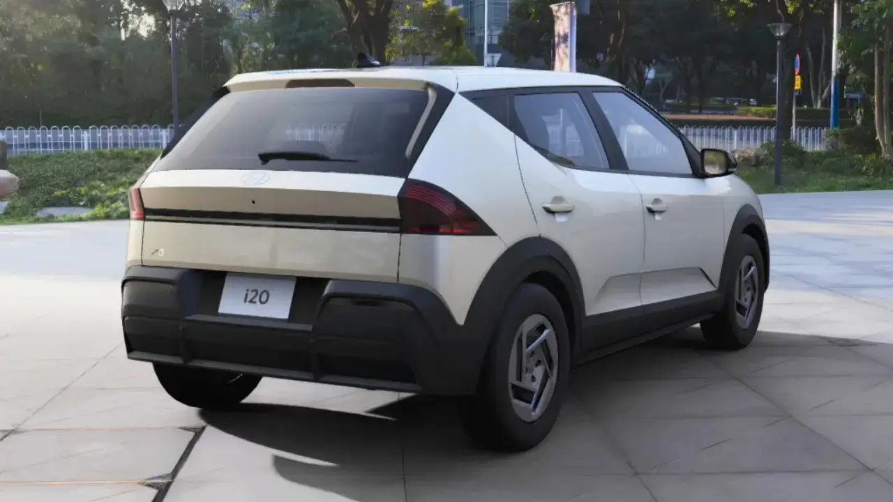 Hyundai i20 Comfort, versão de entrada com calota estático na cor branco