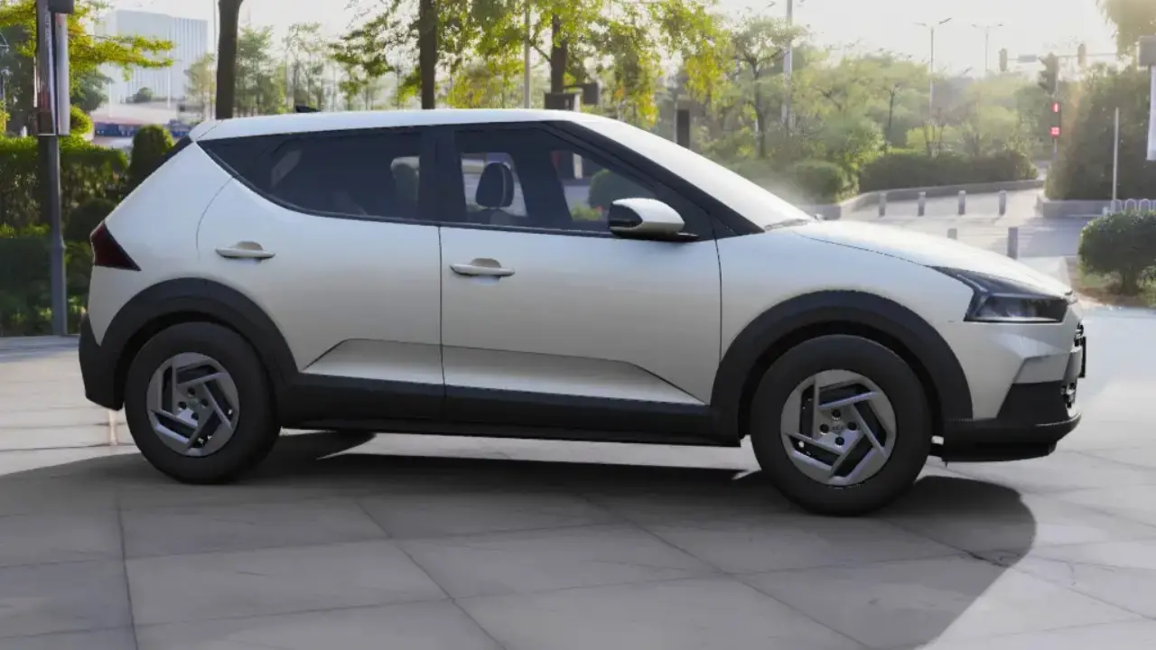 Hyundai i20 Comfort, versão de entrada com calota estático na cor branco
