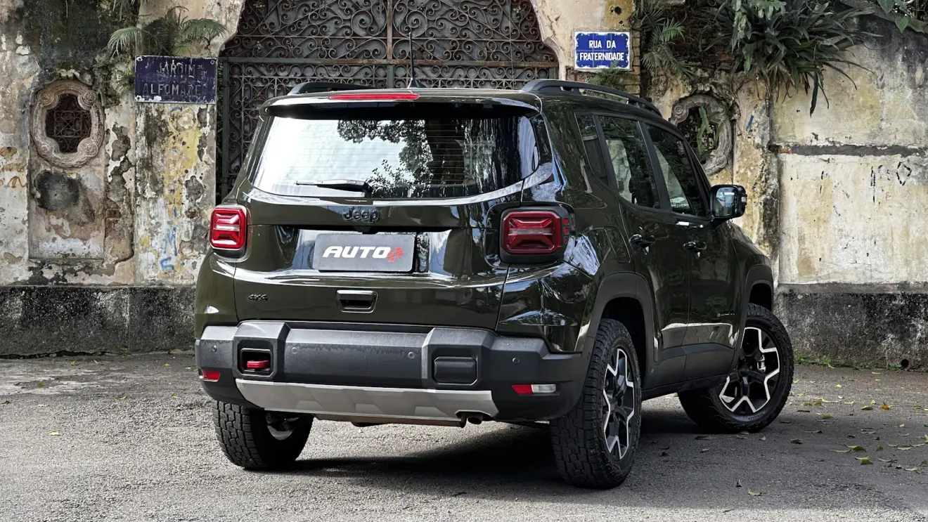 Jeep Renegade Willys T270 4x4 verde parado de traseira