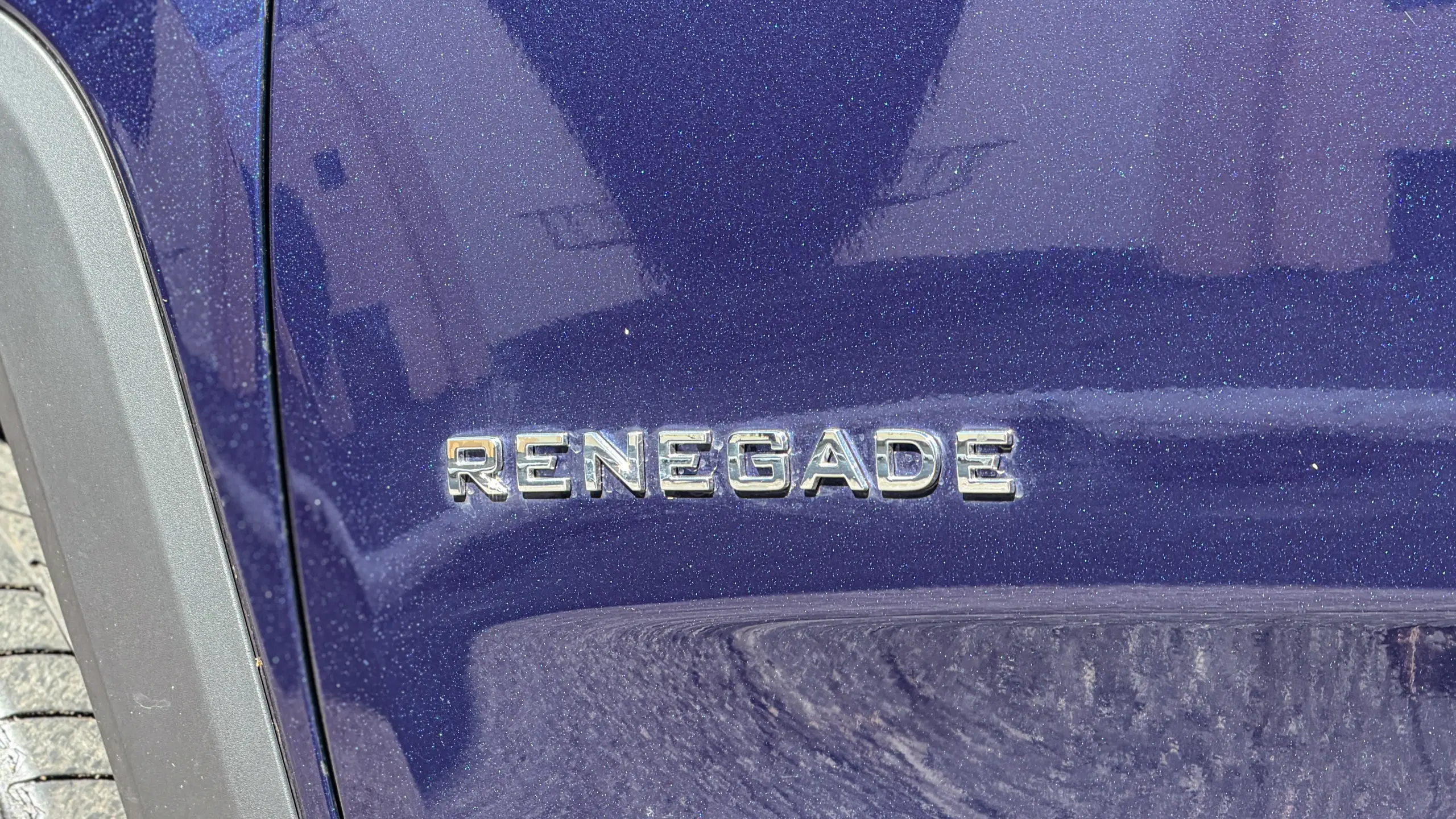 Jeep Renegade Lontidude MHEV na cor Azul Jazz estático para avaliação e teste