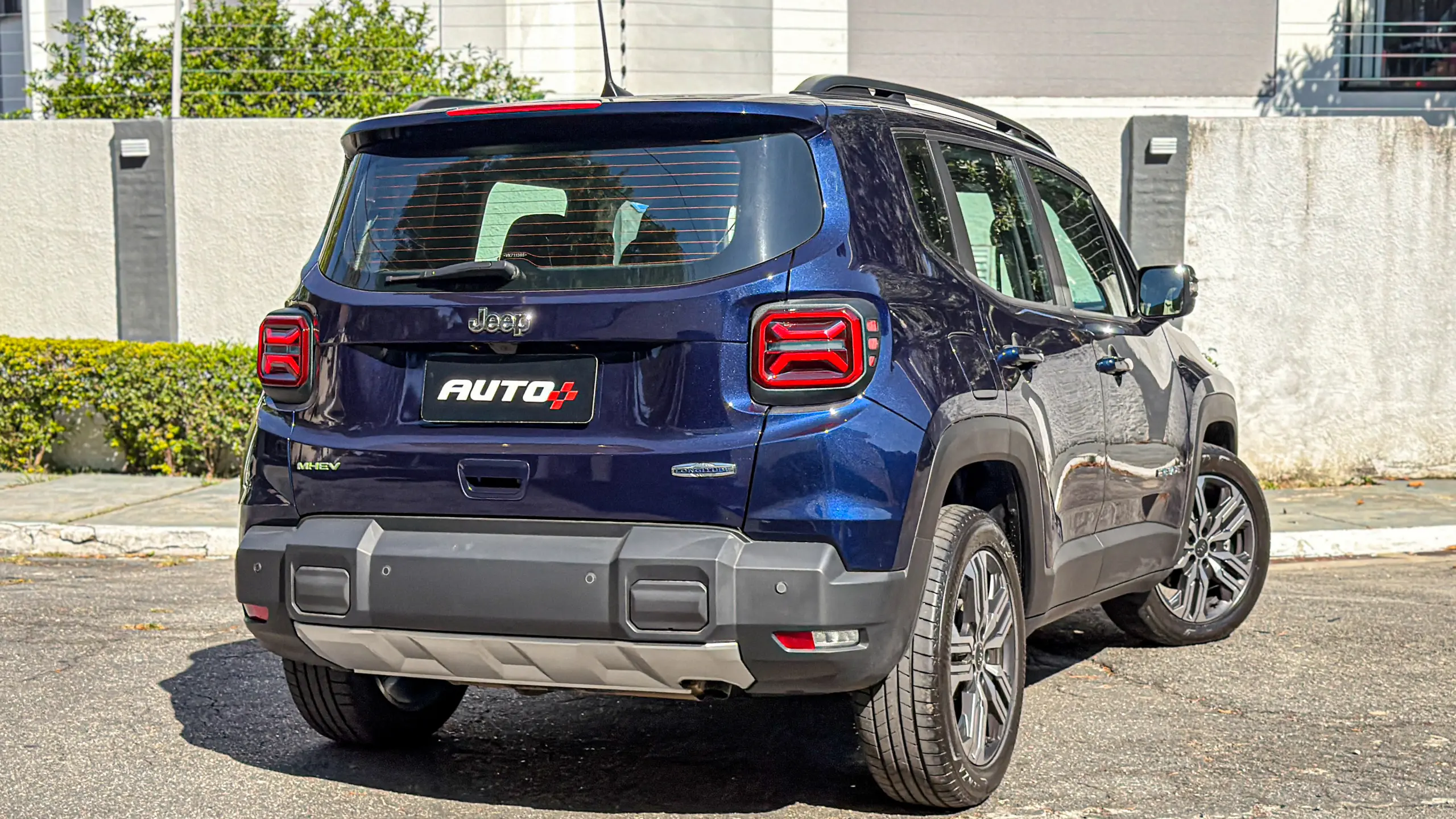Jeep Renegade Lontidude MHEV na cor Azul Jazz estático para avaliação e teste