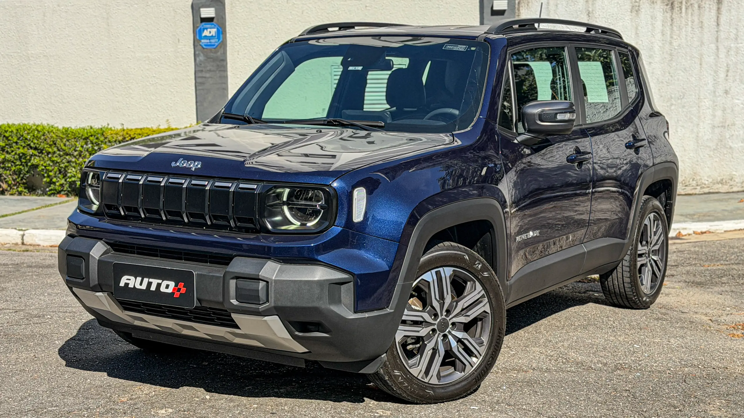 Jeep Renegade Lontidude MHEV na cor Azul Jazz estático para avaliação e teste