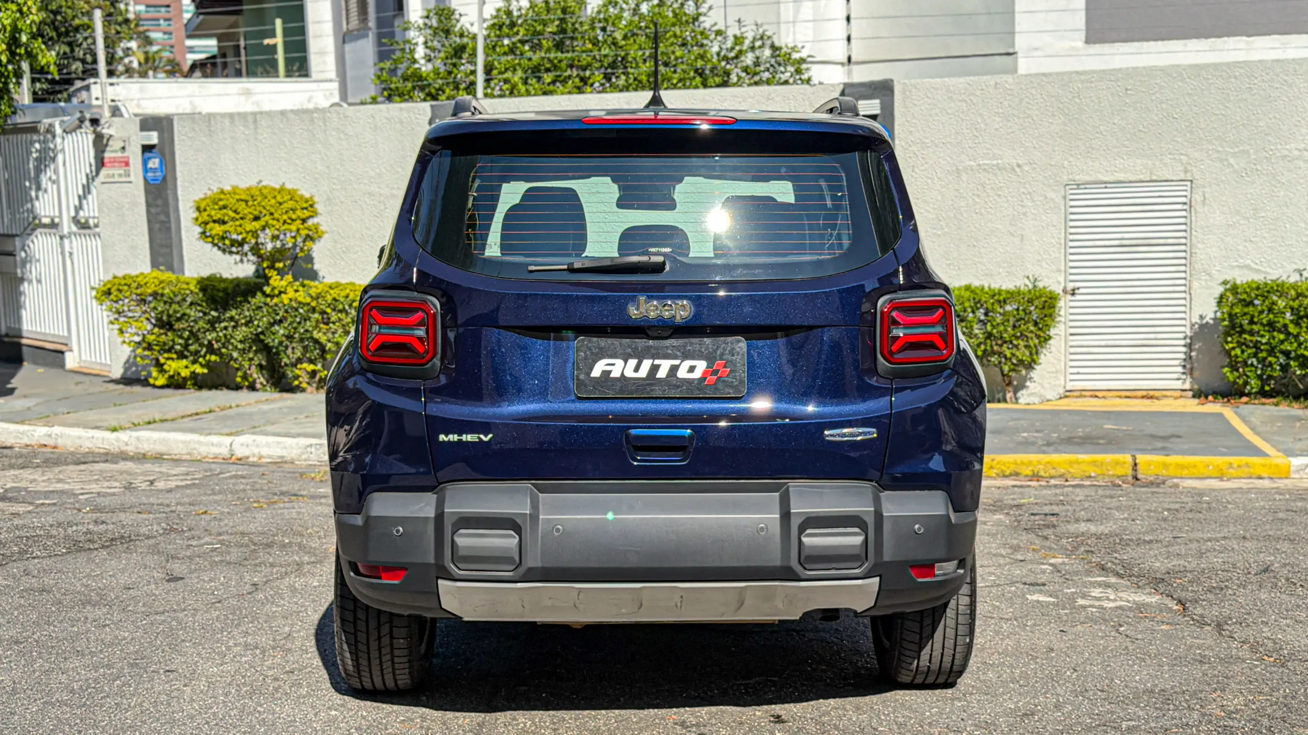 Jeep Renegade Lontidude MHEV na cor Azul Jazz estático para avaliação e teste