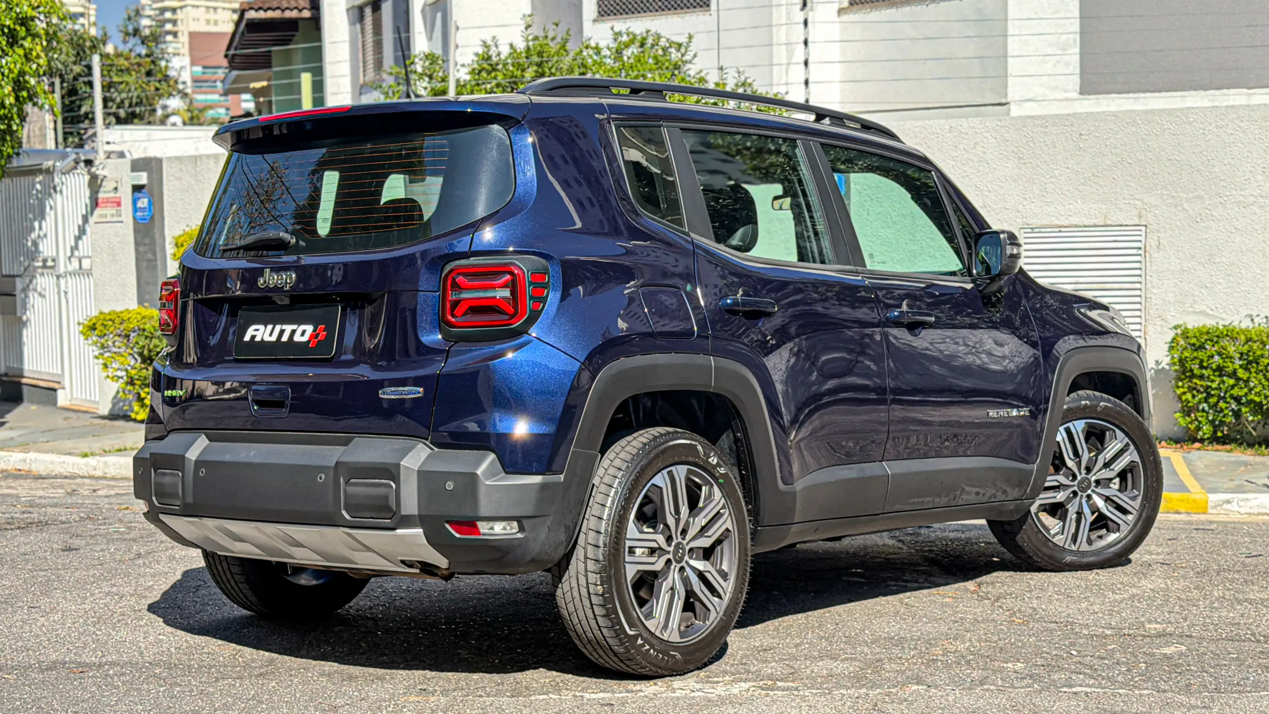 Jeep Renegade Lontidude MHEV na cor Azul Jazz estático para avaliação e teste