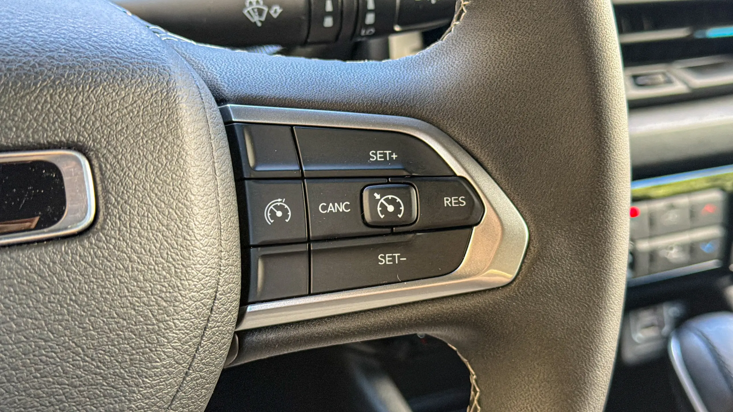 Jeep Renegade Lontidude MHEV na cor Azul Jazz e seu interior e cabine para avaliação e teste